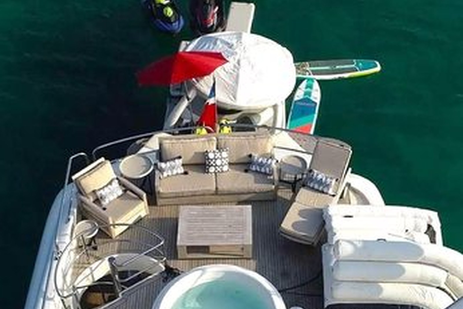 Sundeck with jacuzzi